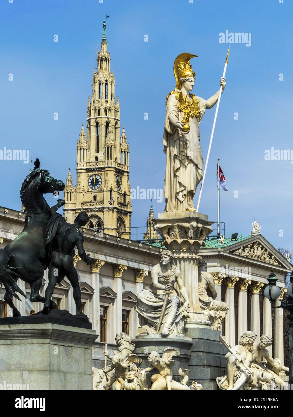 Il parlamento di Vienna, Austria. Con la statua di Pallade Atena, la dea greca della saggezza. Austria Foto Stock