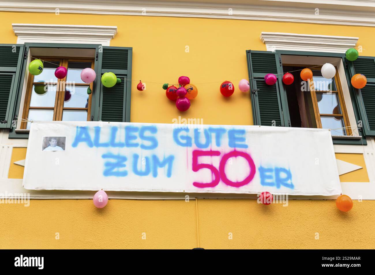 Auguri di buon compleanno, poster sul muro di una casa Foto Stock