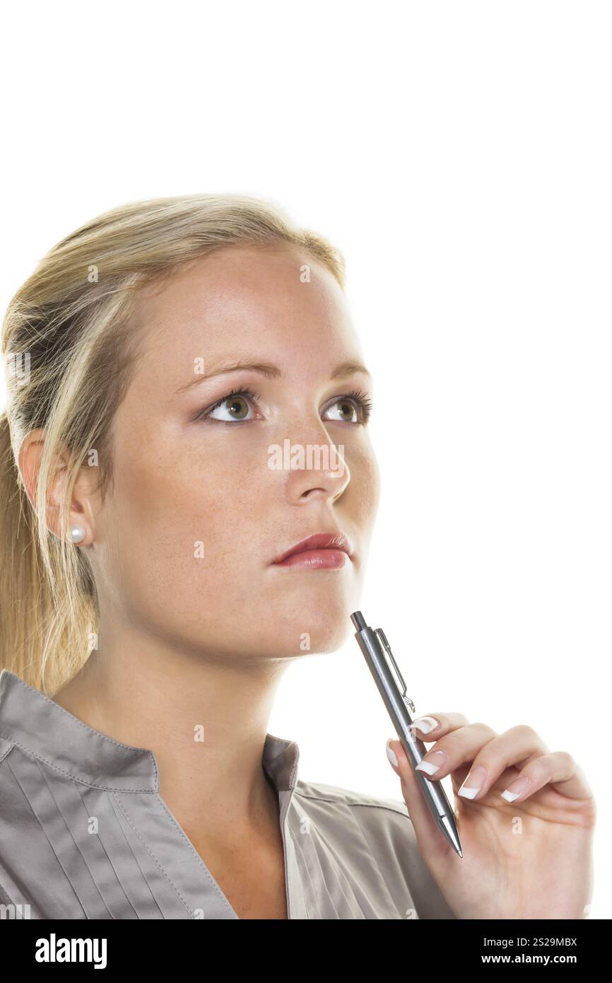Una giovane donna premurosa con un biro. Avvio di un'azienda e idea di business Foto Stock