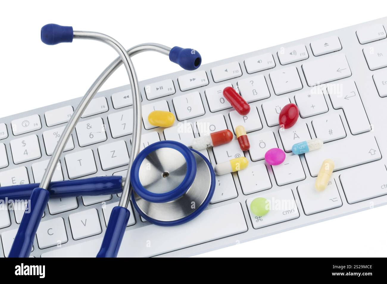 Tablet sulla tastiera, foto simbolo per farmacie online e costi dei farmaci Austria Foto Stock