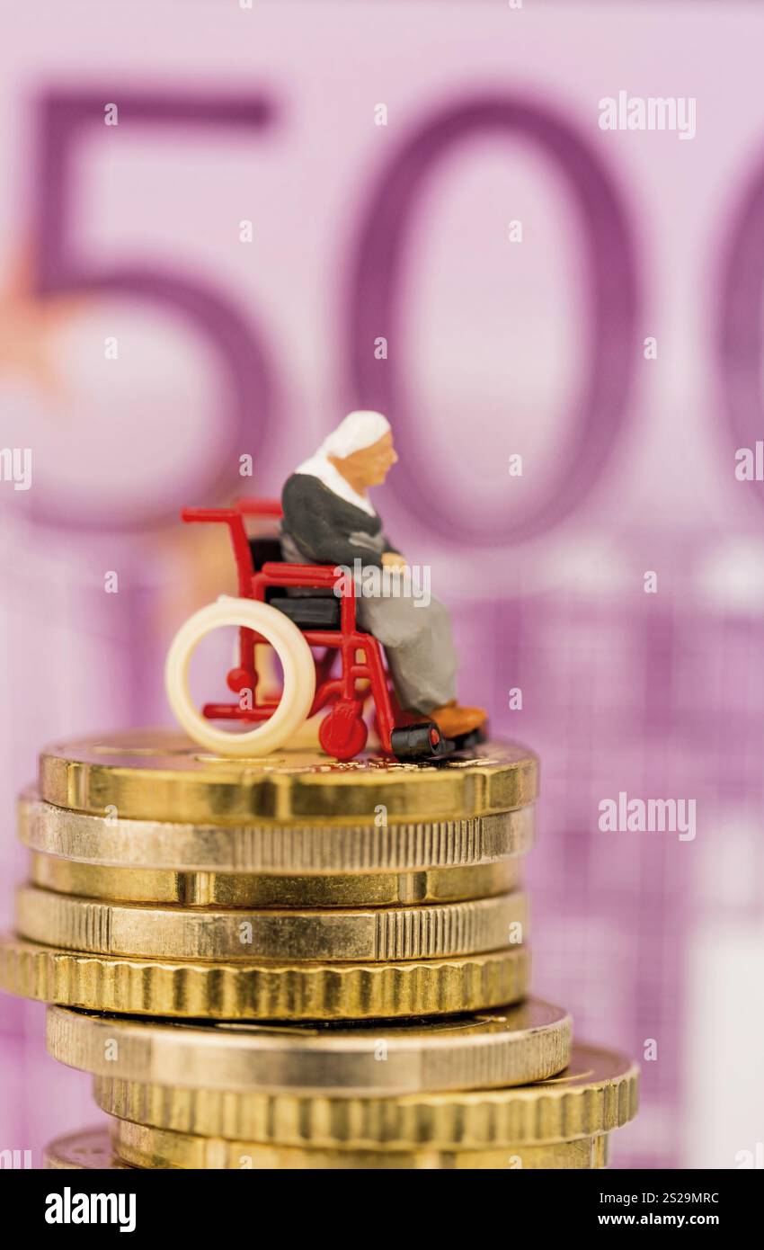 Donna in sedia a rotelle con un mucchio di soldi. Davanti alla banconota in euro Foto Stock