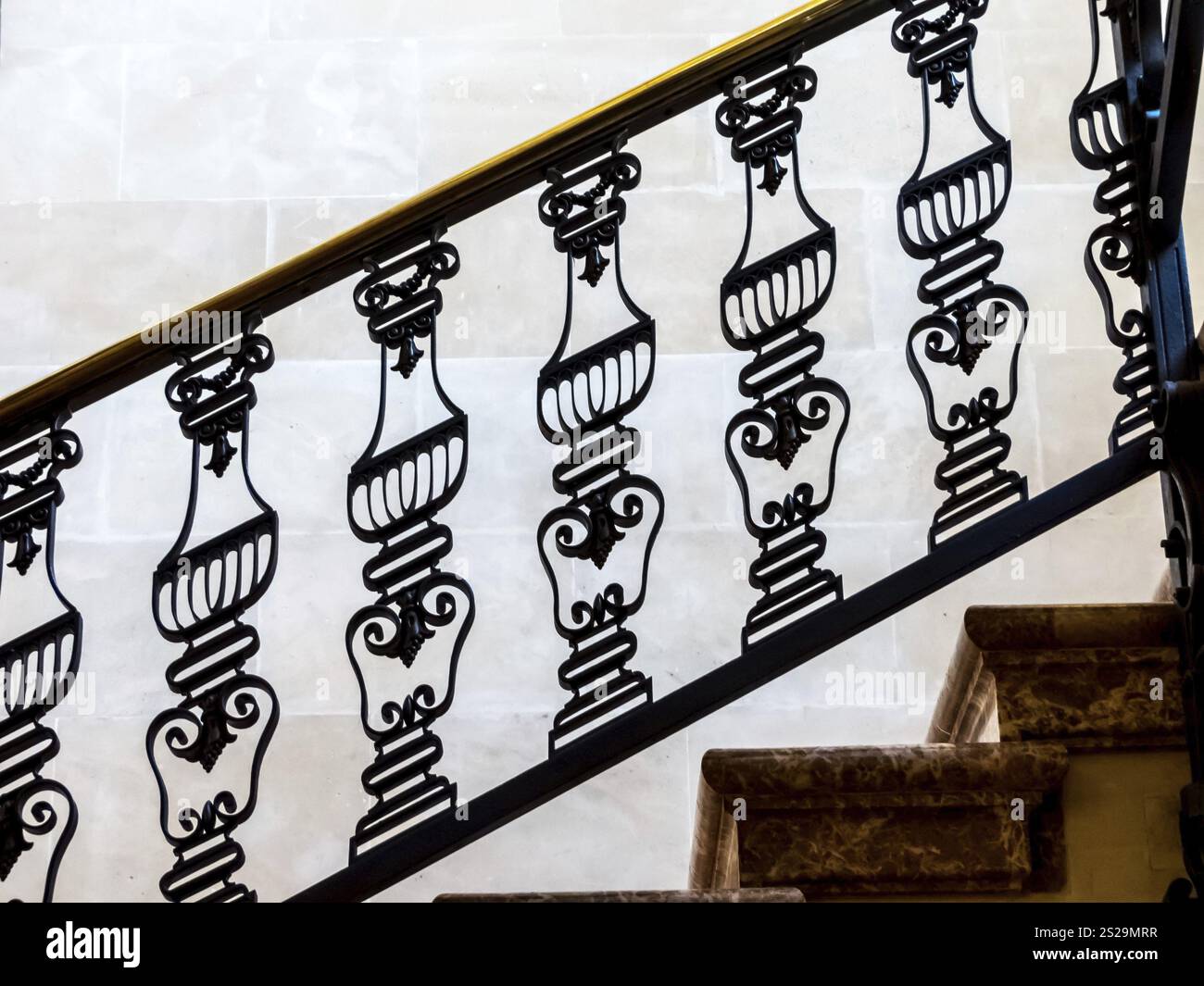 Una bella scalinata in una vecchia casa splendidamente ristrutturata in Austria Foto Stock