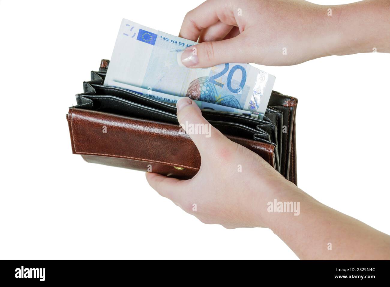 Ci sono alcune banconote in euro in un portafoglio. Il denaro sta diventando scarso a causa della nuova povertà. Austria Foto Stock