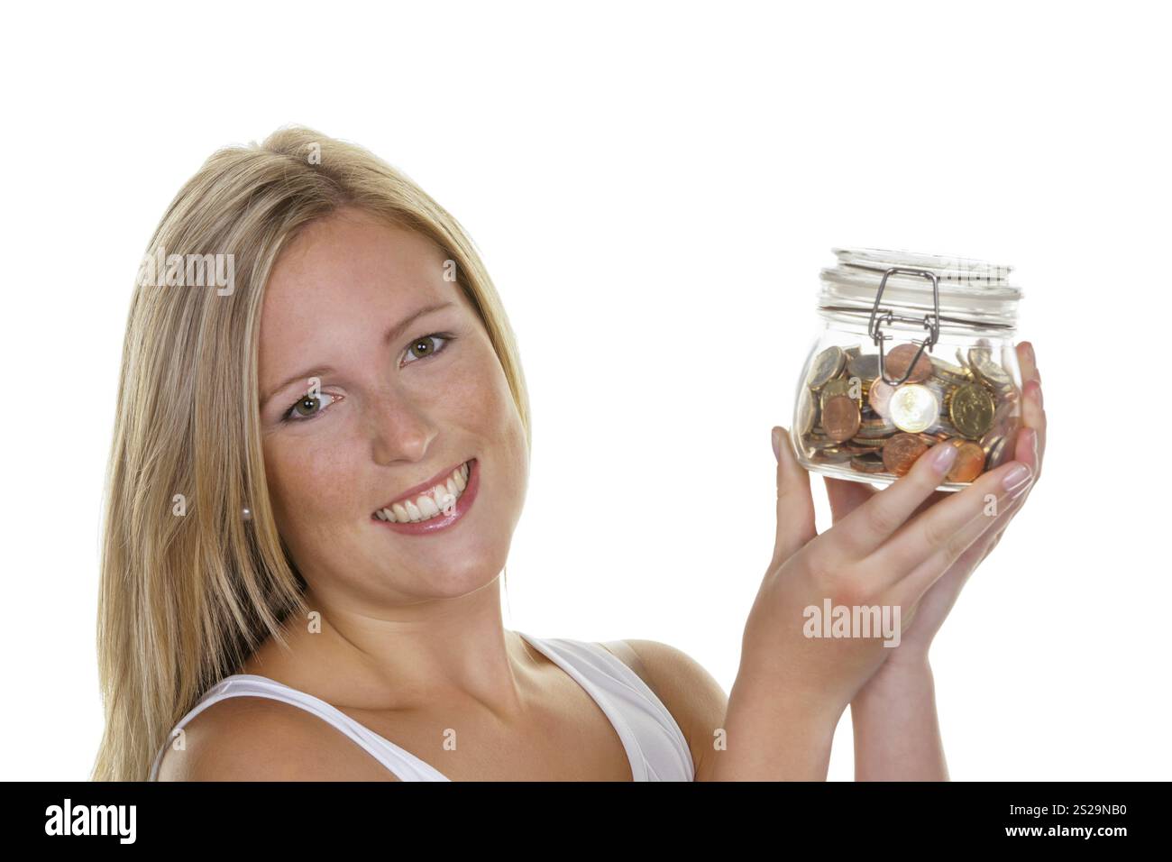 Una giovane donna risparmia soldi e monete per il futuro. Previdenza e risparmio Foto Stock