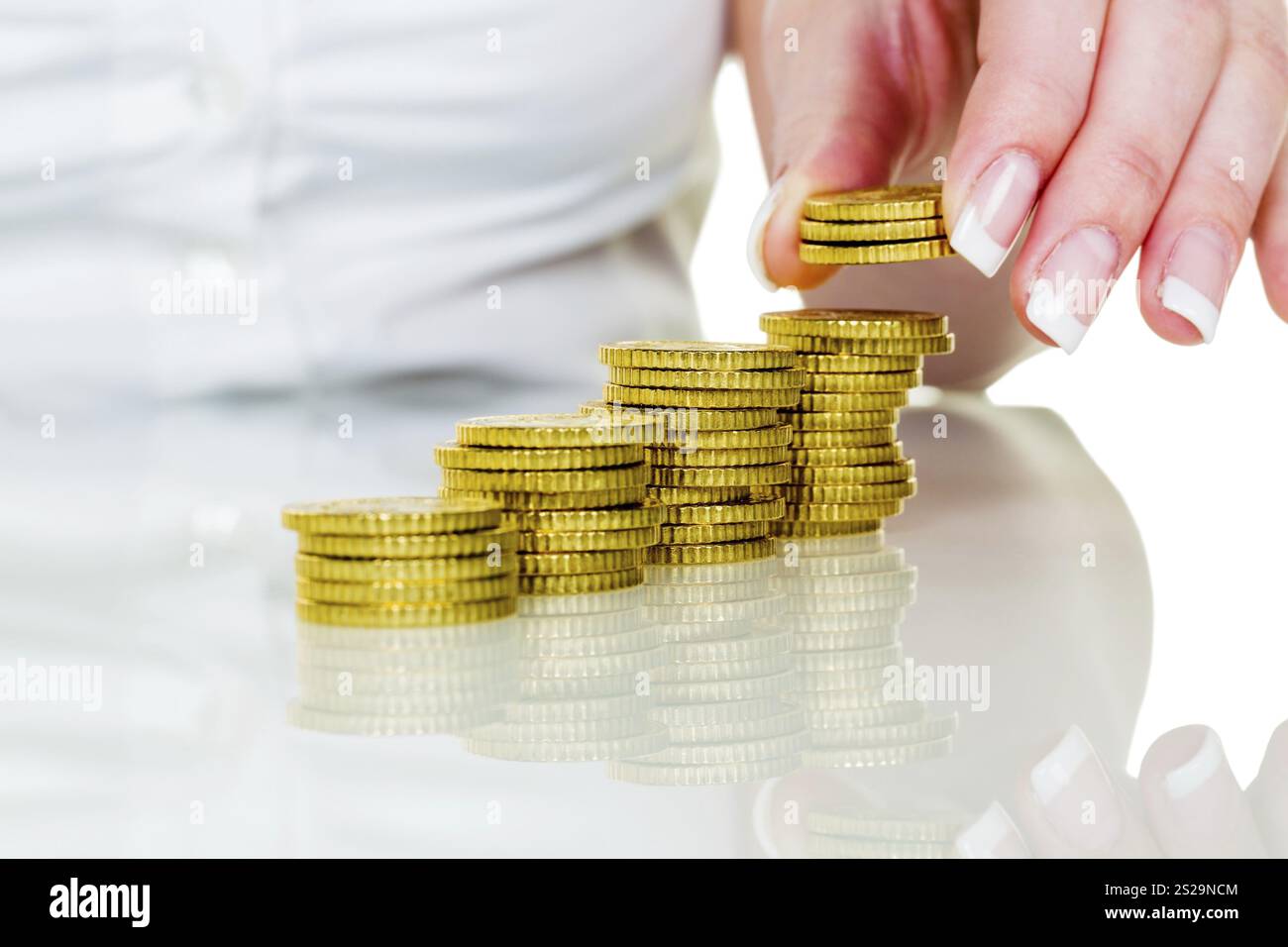 Una donna mette le monete. Risparmiare denaro per il futuro. Austria Foto Stock