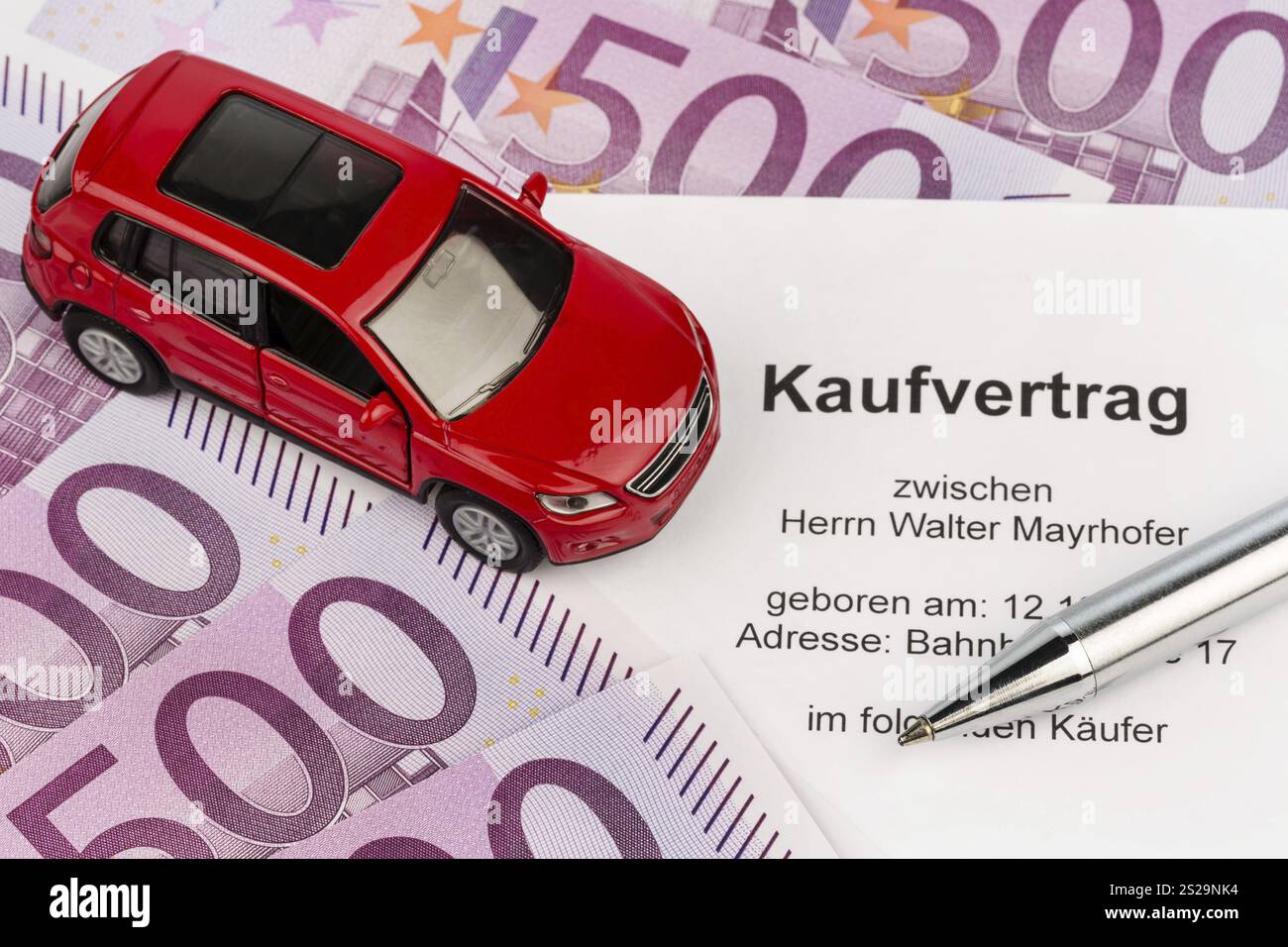 Un contratto di vendita per l'acquisto di un'auto da un concessionario. Auto nuove e usate Austria Foto Stock