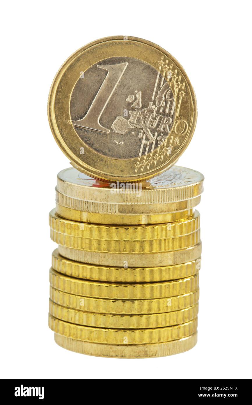 Una pila di monete in euro su sfondo bianco. Austria Foto Stock
