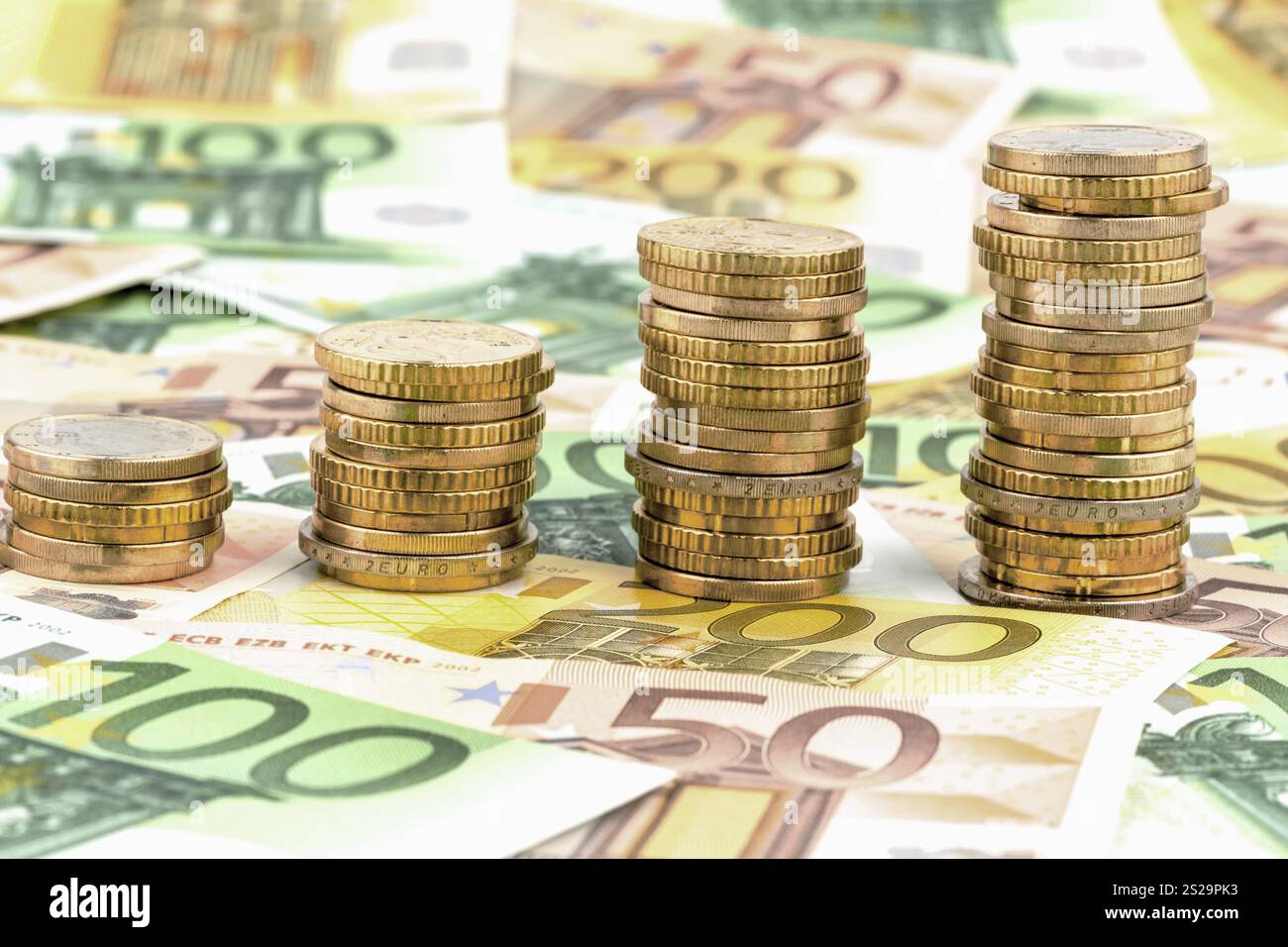 Pila di monete, curva in aumento, foto simboliche per l'aumento dei profitti e anche per l'aumento dei costi Foto Stock