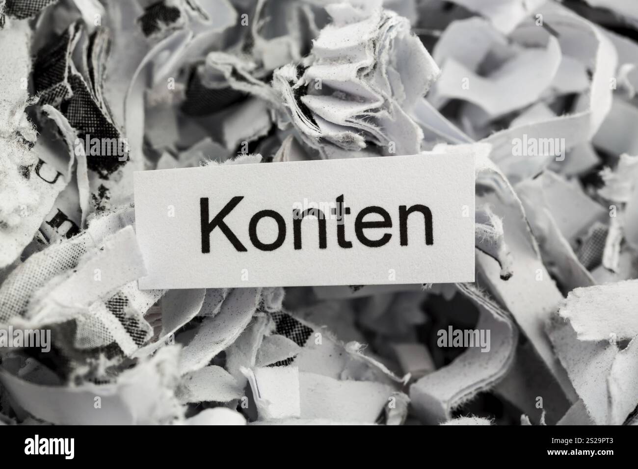 Frammenti di carta con la parola chiave account, foto simbolica per la finanza, la contabilità e la contabilità a doppia voce Foto Stock