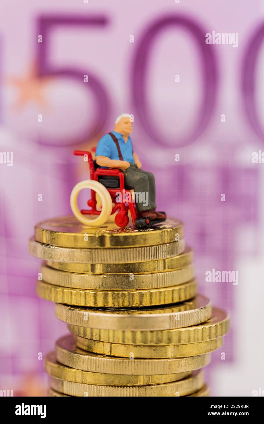 Donna in sedia a rotelle su mucchio di soldi, foto simbolica per disabilità, indennità di assistenza e costi in assistenza sanitaria Austria Foto Stock