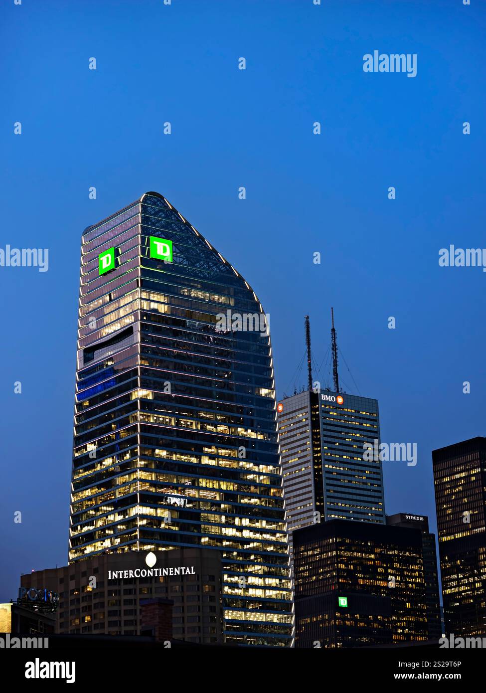 Toronto Canada / TD Terrace Bank Building di notte su Front Street West, nel centro di Toronto. Foto Stock Toronto Canada / TD Terrace Bank Building di notte su Front Street West, nel centro di Toronto. Foto Stock