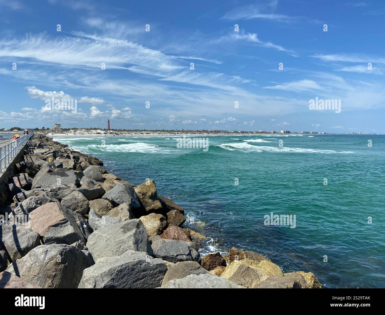 Un faro oltre l'acqua - Immagine stock catturata con smartphone