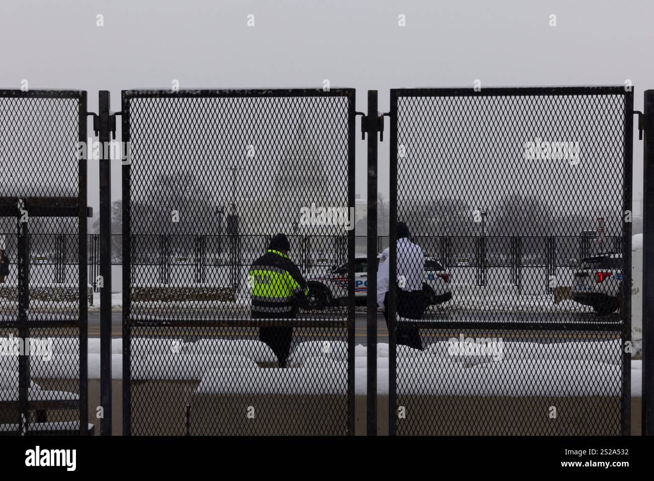 Washington DC, Stati Uniti. 6 gennaio 2025. Gli agenti di polizia sono visti durante un memoriale per Ashli Babbitt, il 6 gennaio 2025, sul National Mall, Washington, DC, USA. Ashli Babbitt fu ucciso durante l'attacco al Campidoglio il 6 gennaio 2021. Crediti: Aashish Kiphayet/Alamy Live News Foto Stock