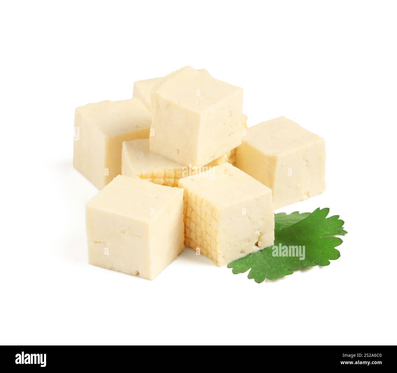 Tagliare il formaggio tofu isolato su fondo bianco Foto Stock