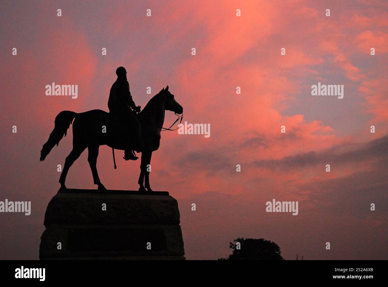 Una statua del generale dell'Unione George Meade della guerra civile americana è resa in sagoma contro un cielo al tramonto nel Gettysburg National Military Park Foto Stock