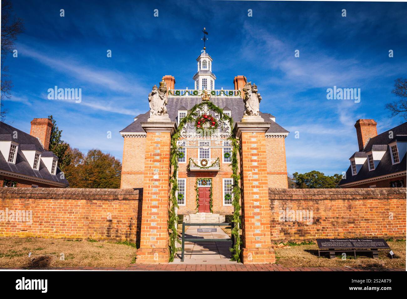 Williamsburg, Virginia USA - 18 dicembre 2017: Storico Palazzo del Governatore nella città coloniale di Williamsburg decorato per le vacanze. Foto Stock