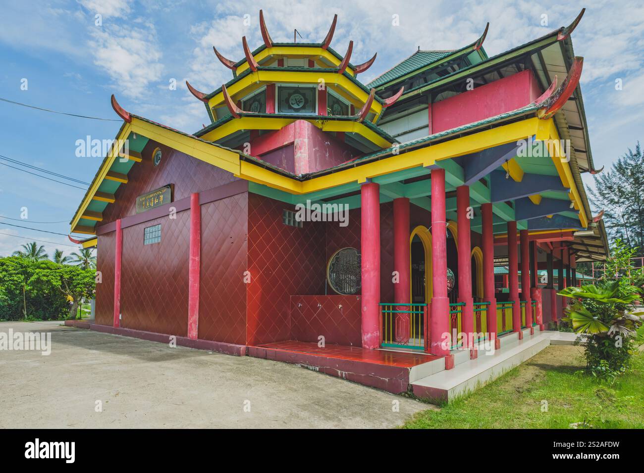 Balikpapan, Indonesia - 28 dicembre 2024. È un esempio di fusione architettonica, che fonde tradizionali disegni islamici arabi con intricati cinesi Foto Stock