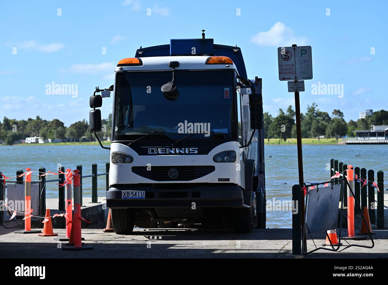 Di fronte a un camion raccolta rifiuti Dennis Eagle Elite 2, parcheggiato in acqua durante una giornata di sole, in servizio per aiutare a mantenere il lago Albert Park Foto Stock Di fronte a un camion raccolta rifiuti Dennis Eagle Elite 2, parcheggiato in acqua durante una giornata di sole, in servizio per aiutare a mantenere il lago Albert Park Foto Stock