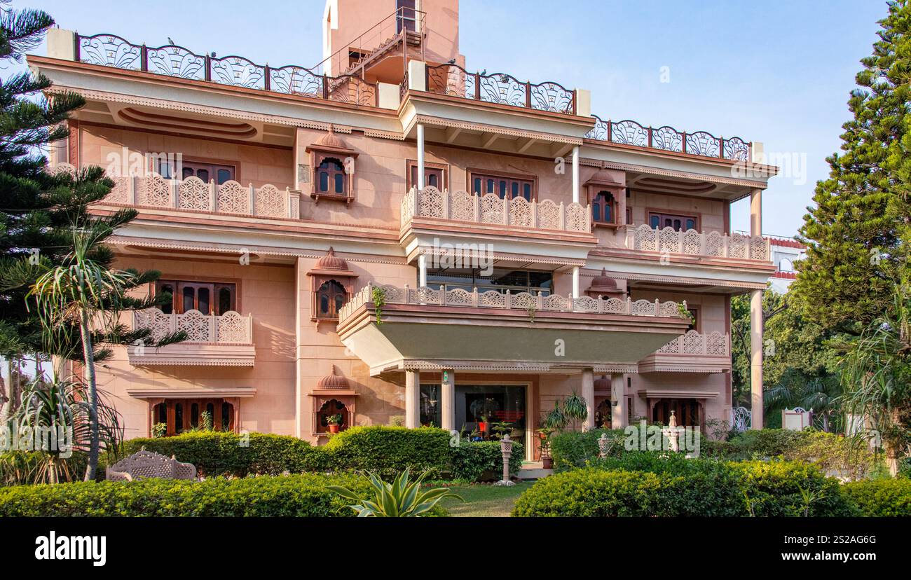 La facciata di uno splendido edificio si ispira all'architettura Rajasthan. Pushkar, Rajasthan, India, 28 24 gennaio. Foto Stock