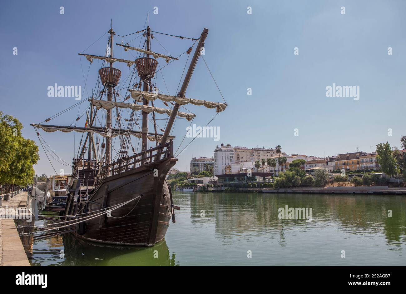 Siviglia, Spagna - 27 agosto 2024: NAO Victoria replica, prima nave in circumnavigazione, ancorata sulle rive del Guadalquivir Foto Stock