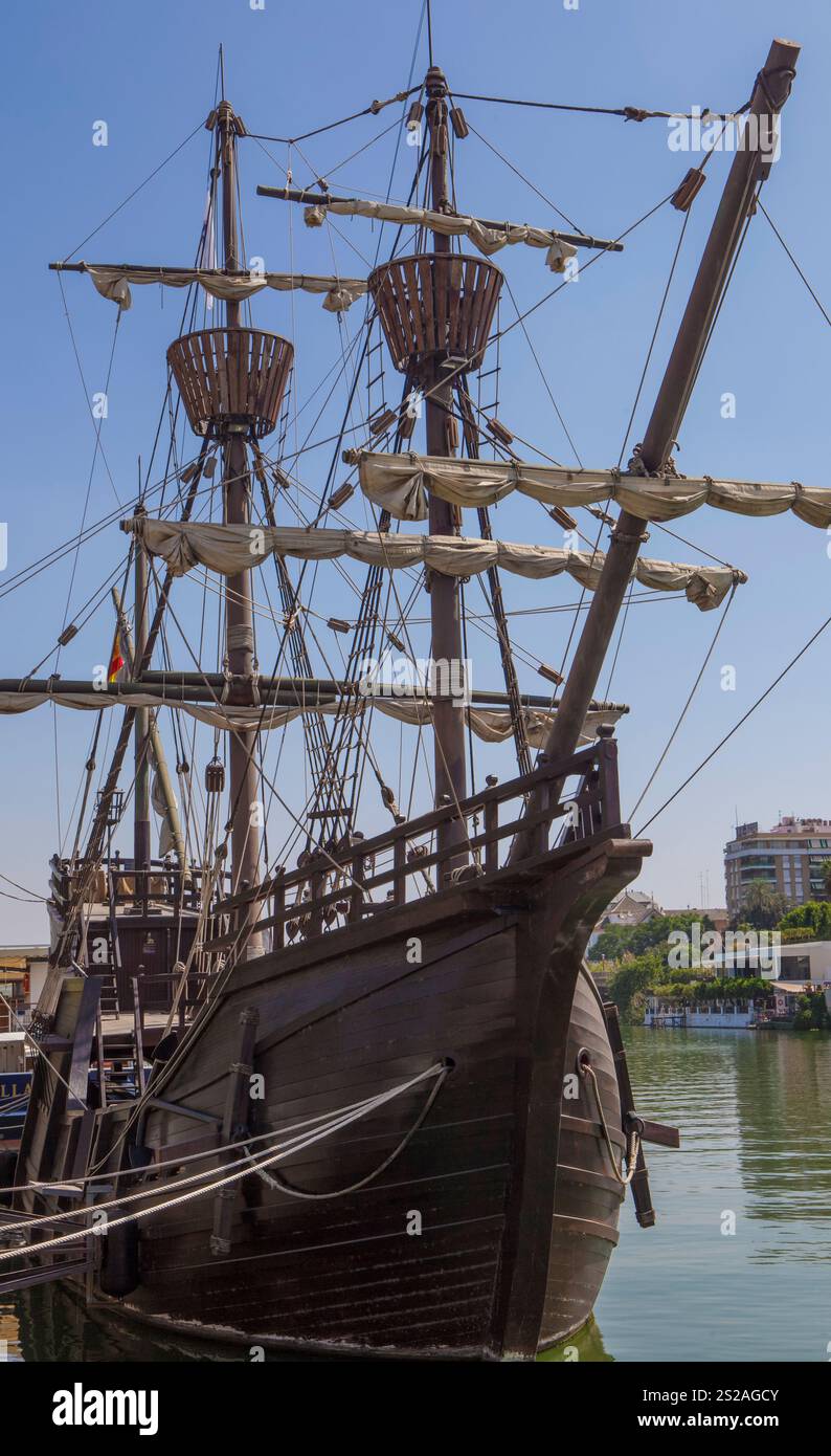 Siviglia, Spagna - 27 agosto 2024: NAO Victoria replica, prima nave in circumnavigazione, ancorata sulle rive del Guadalquivir. Arco Foto Stock