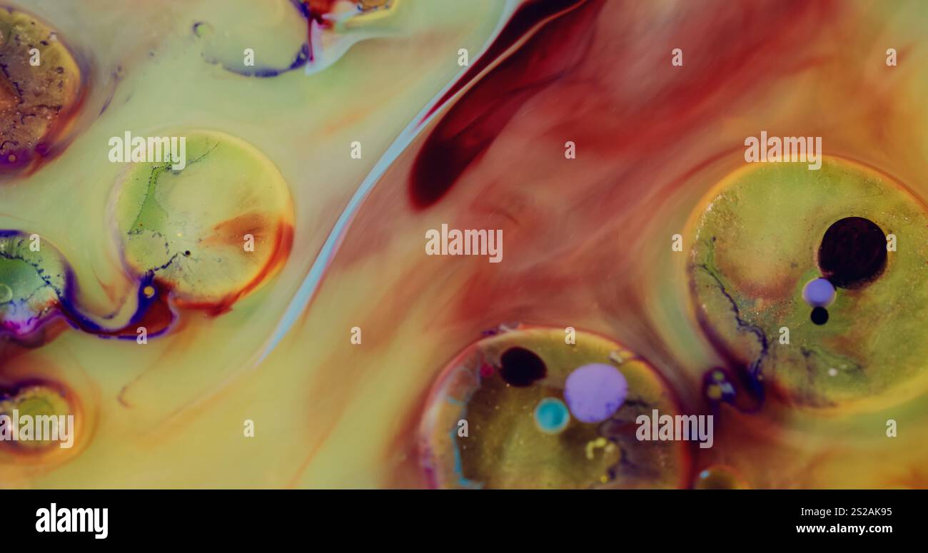 Miscelazione del liquido. Livello flusso colore. Processo di Unione di toni di spessore diverso del componente. Fluido circolare effetto marmo. Macchie d'olio glitter macro jet. Foto Stock