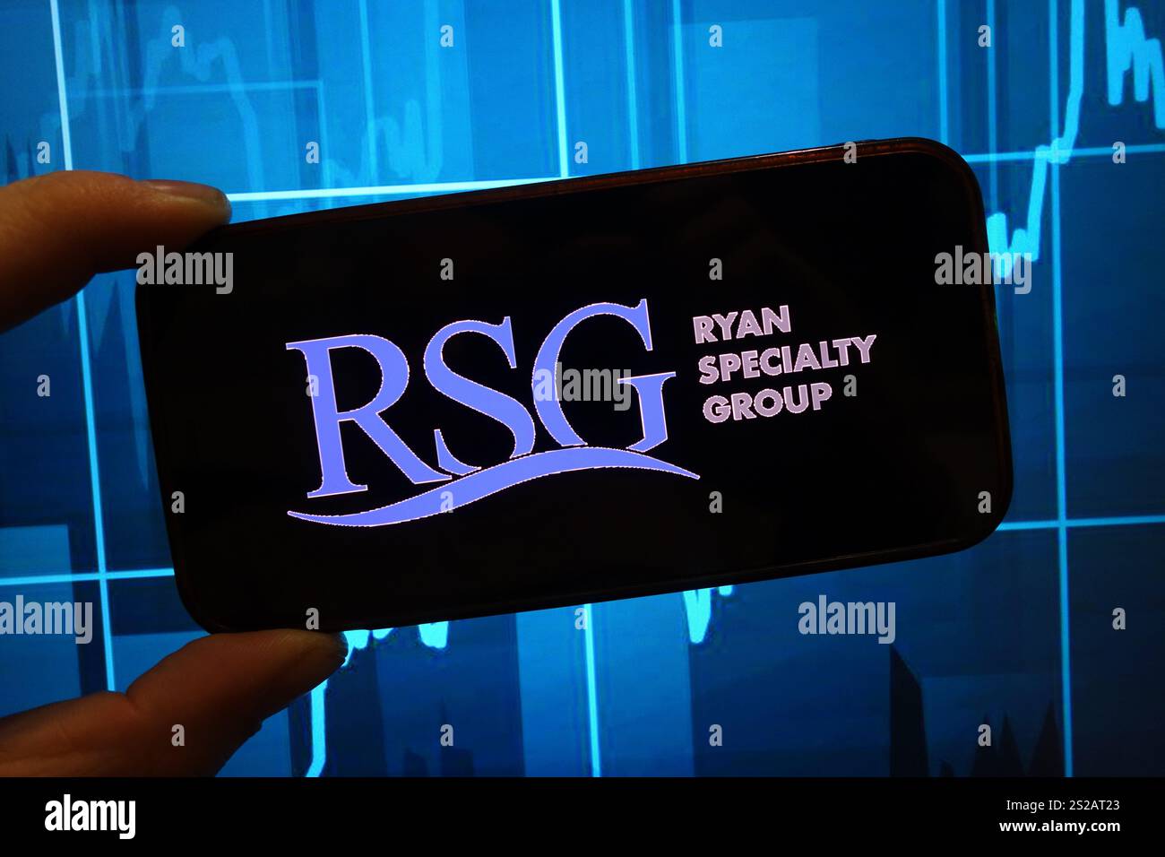 Polonia. 4 gennaio 2025. In questa immagine, il logo dell'azienda Ryan Specialty Group viene visualizzato sullo schermo di uno smartphone. Credito: SOPA Images Limited/Alamy Live News Foto Stock