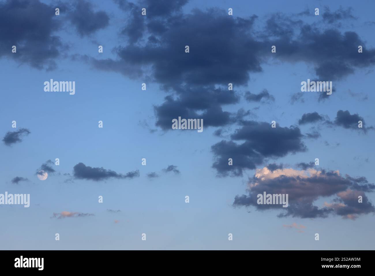 luna piena attraverso nuvole discontinue Foto Stock