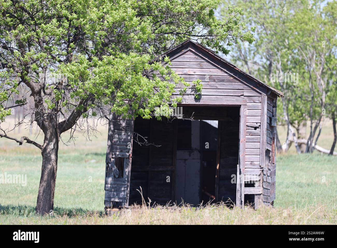 capannone di attrezzature agricole abbandonate o garage che cominciano a piegarsi Foto Stock