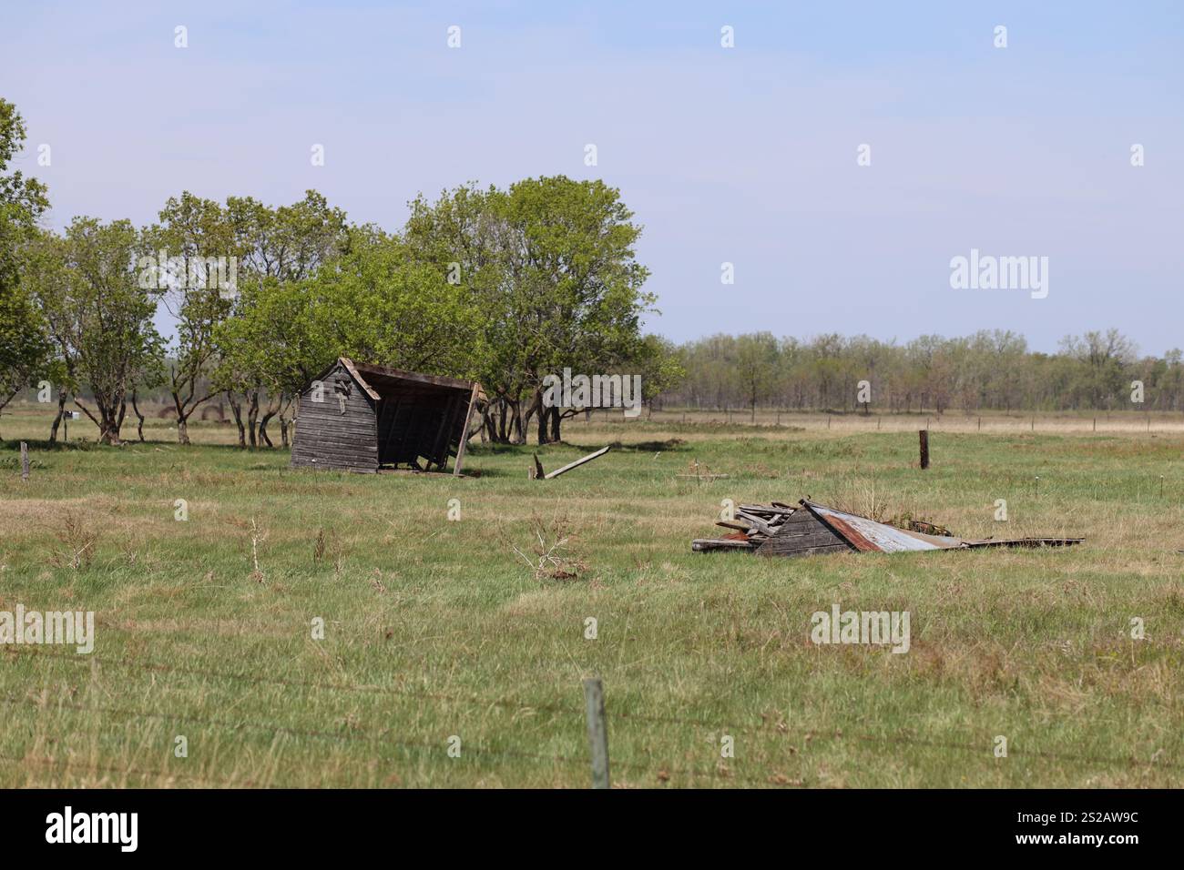 capannone abbandonato abbandonato parzialmente smontato Foto Stock