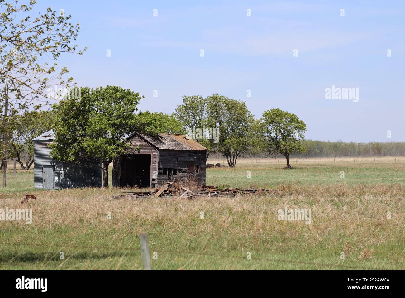 cestino di grano abbandonato, capannone agricolo e edificio crollato Foto Stock