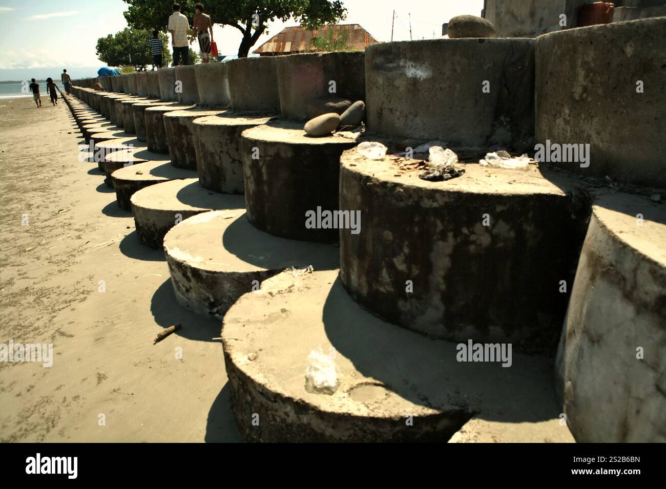 Struttura di protezione costiera sulla spiaggia di Bengkulu City, sulla costa occidentale di Sumatra, Indonesia. Foto Stock