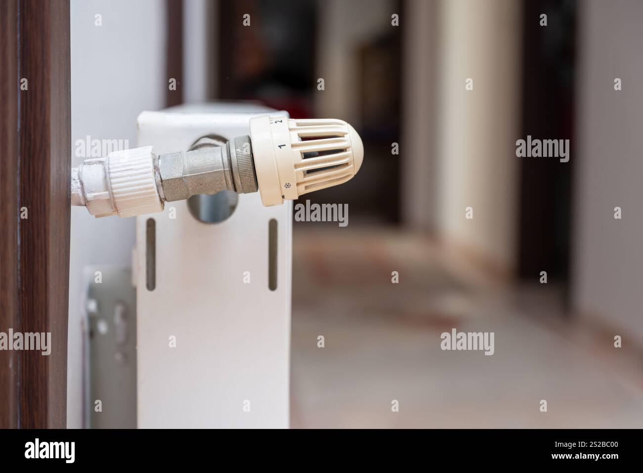 Manopola della temperatura del radiatore di riscaldamento nel corridoio della casa Foto Stock