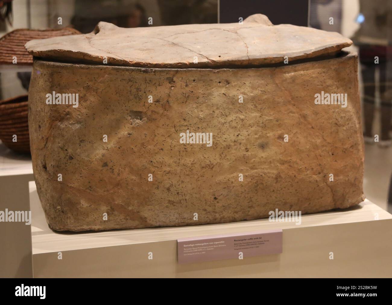 Bara rettangolare con coperchio. Argilla cotta. Periodo dinastico protodinastico-precoce. 1a-2a dinastia (3300-2590). Gebelein. Museo Egizio di Torino. Italia. Foto Stock