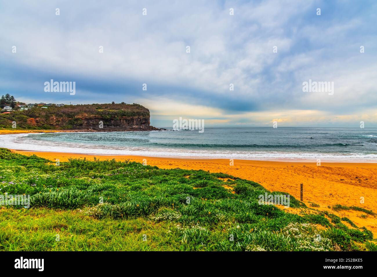 Mona vale Beach di giorno sotto un cielo invernale coperto di nuvole. Northern Beaches, NSW, Australia. Foto Stock