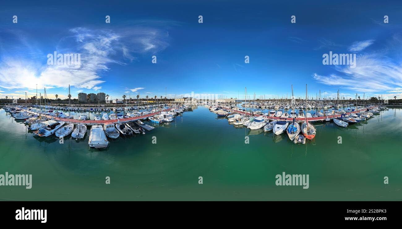 Una splendida vista a 360 gradi sul lungomare di Guardamar del Segura, Costa Blanca, Spagna, con yacht, acque calme, attracchi e cielo limpido. Foto Stock