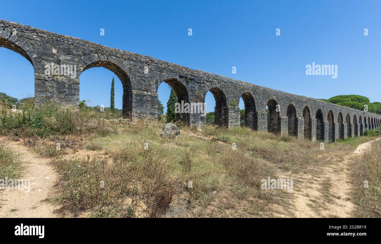 Parte inferiore dell'acquedotto del convento di Cristo Tomar Portogallo. Nome in portoghese "Aqueduto do Convento de Cristo" Foto Stock