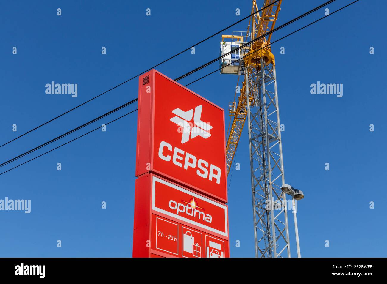 Fafe, Portogallo. 21 luglio 2024. Logo CEPSA presso il distributore di benzina Portogallo. CEPSA è una compagnia petrolifera spagnola ed è la più grande del paese dopo REP Foto Stock