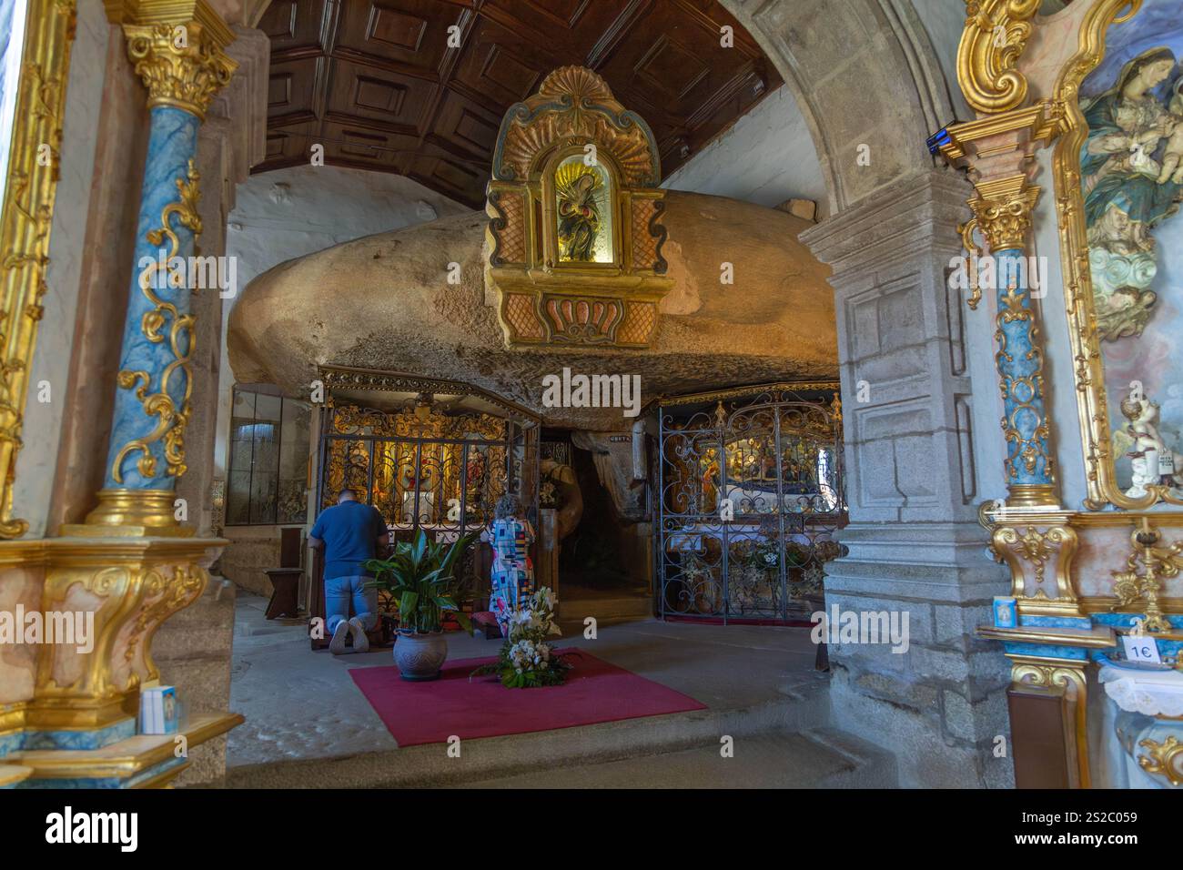 Quintela, Portogallo. 18 luglio 2024. Grande roccia granitica nella cappella della chiesa del Santuario di nostra Signora di Lapa nella parrocchia civile di Quintela Foto Stock