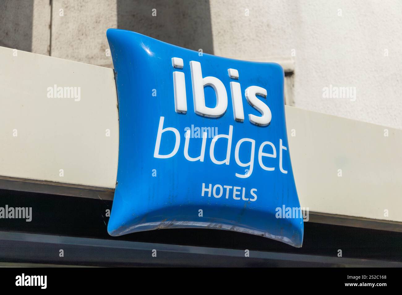Angouleme, Francia. 14 luglio 2024. Insegna con il logo dell'hotel ibis budget nel centro di Angoulême in Francia. Foto Stock