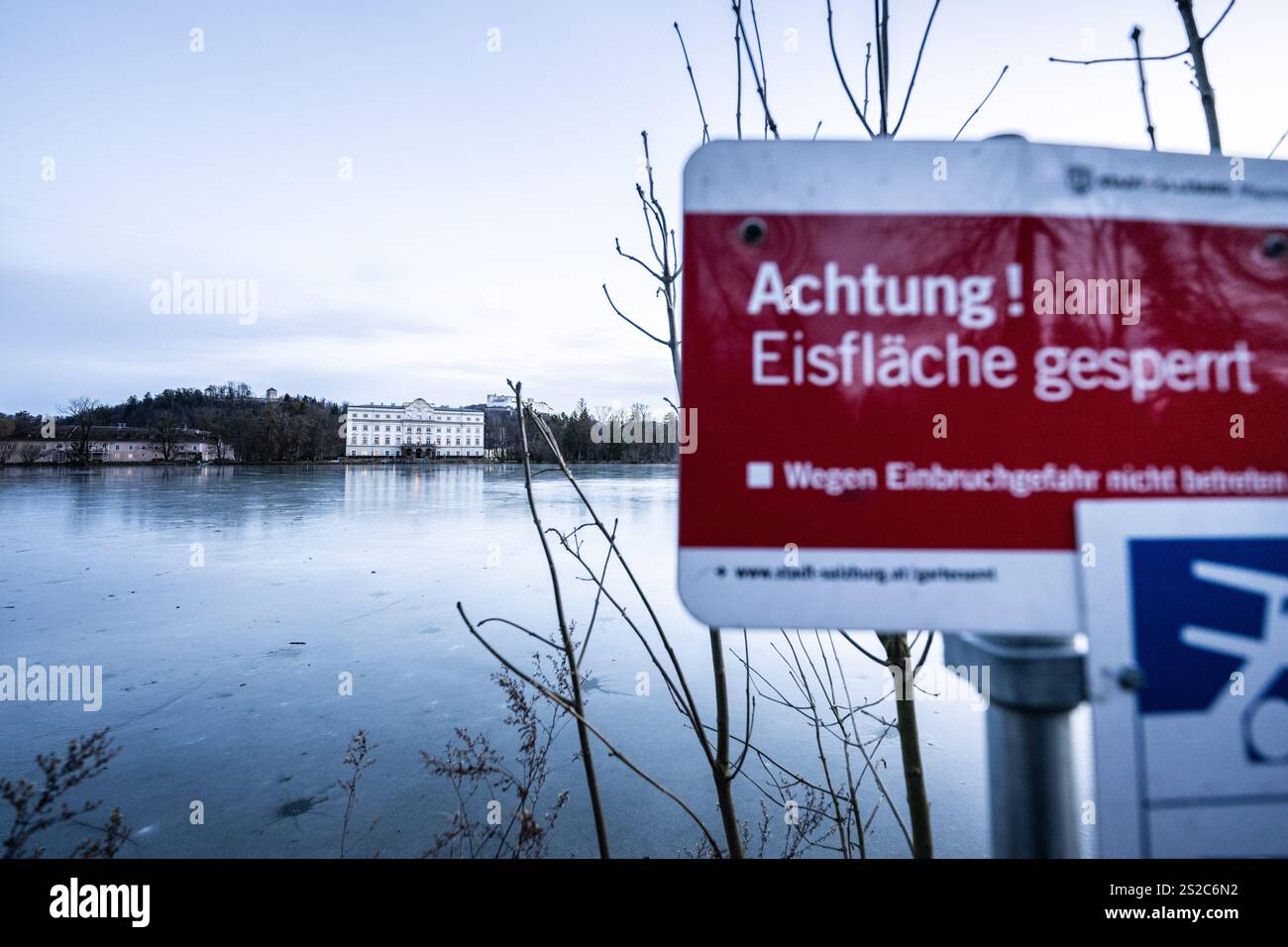 Die gesperrte Eisfläche des Leopoldskroner Weiher im Zuge des Föhnwetters am Morgen des 06.01.2025. // la superficie ghiacciata chiusa del Leopoldskroner Weiher durante il tempo foehn la mattina del 6 gennaio 2025. - 20250106 PD1920 credito: APA-PictureDesk/Alamy Live News Foto Stock