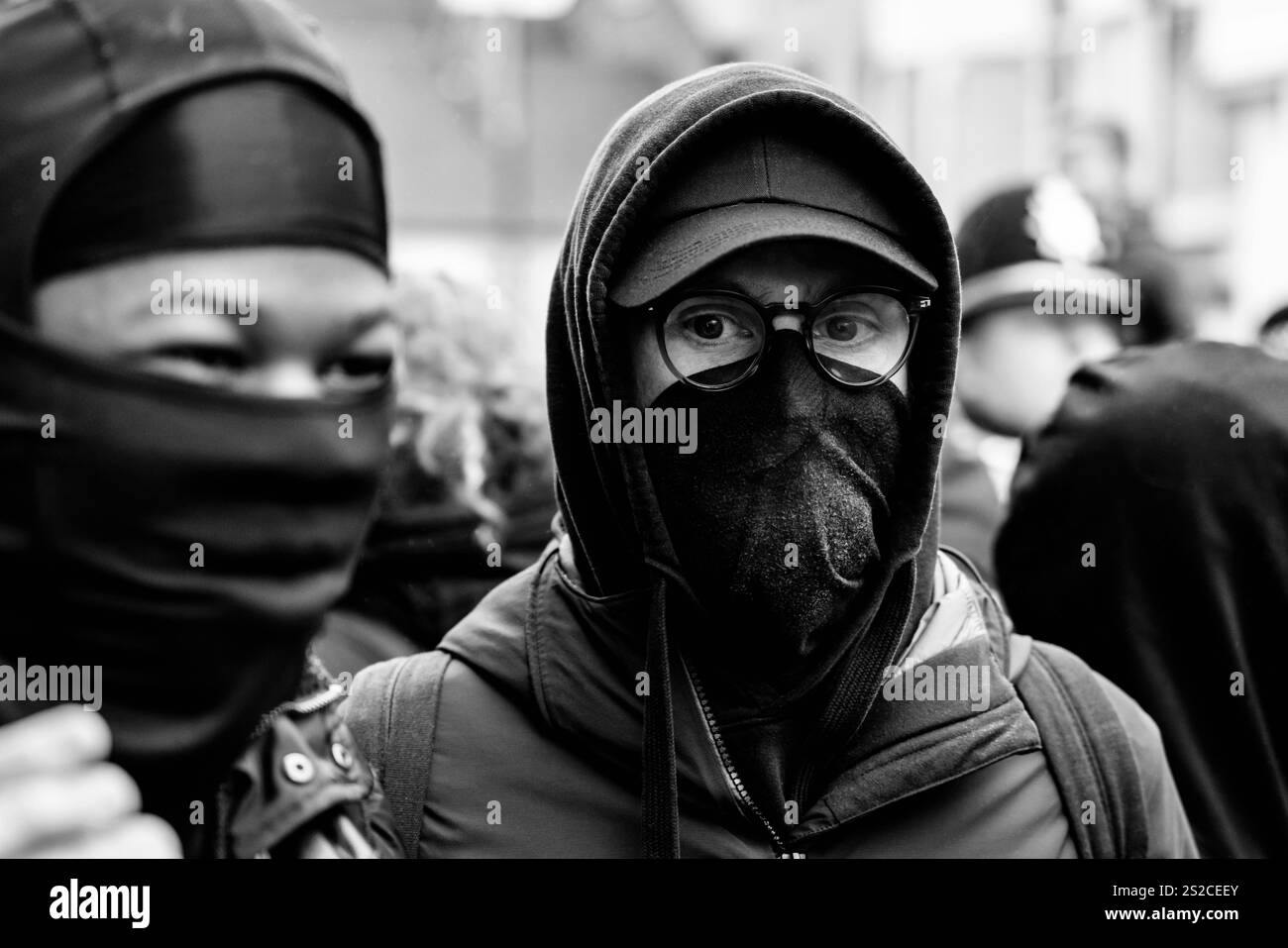 Manifestanti mascherati contro la caccia all'Annual Southdown and Eridge Boxing Day Hunt, Lewes, East Sussex, Regno Unito. Foto Stock