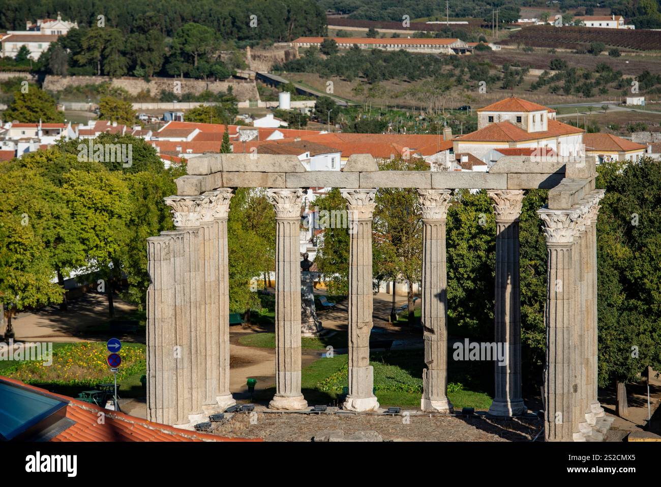 Il Templo de Diana o Templo Romana sul Largo do Conde de Vila Flor nella città vecchia di Evora in Alentejo in Portogallo. Portogallo, Evora, O. Foto Stock