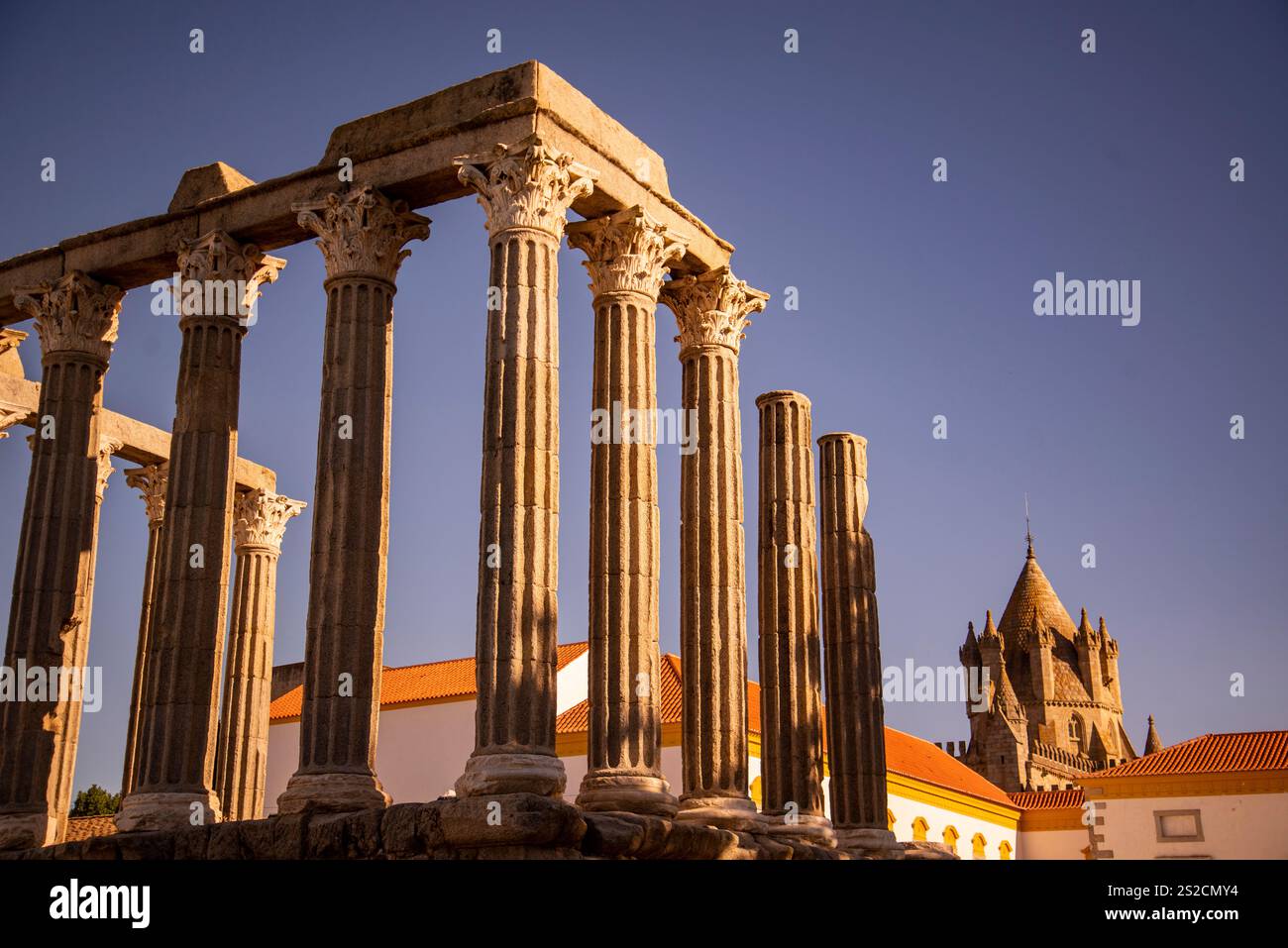 Il Templo de Diana o Templo Romana sul Largo do Conde de Vila Flor nella città vecchia di Evora in Alentejo in Portogallo. Portogallo, Evora, O. Foto Stock