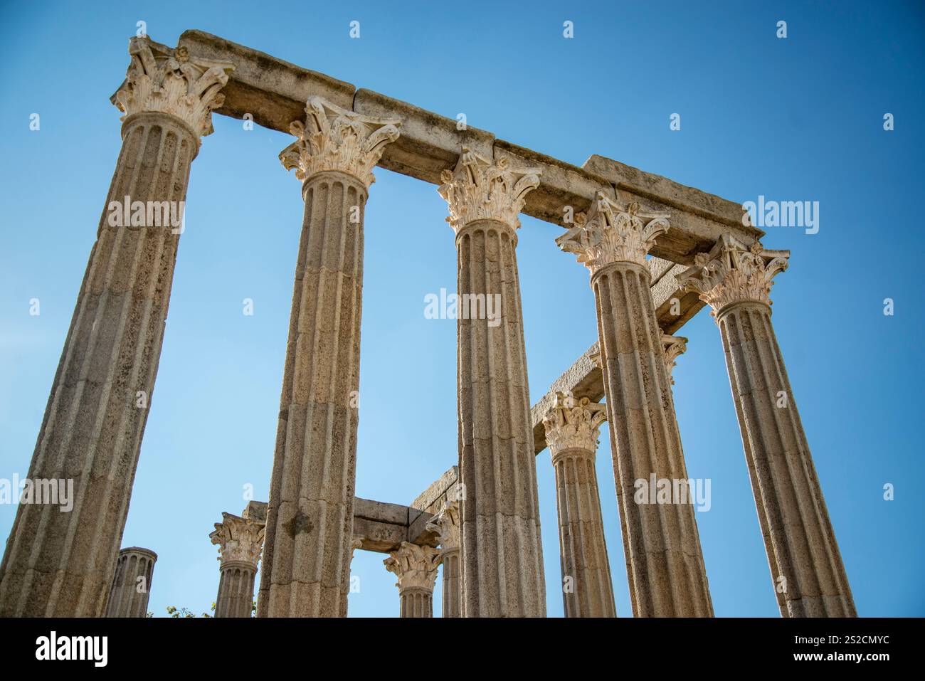 Il Templo de Diana o Templo Romana sul Largo do Conde de Vila Flor nella città vecchia di Evora in Alentejo in Portogallo. Portogallo, Evora, O. Foto Stock