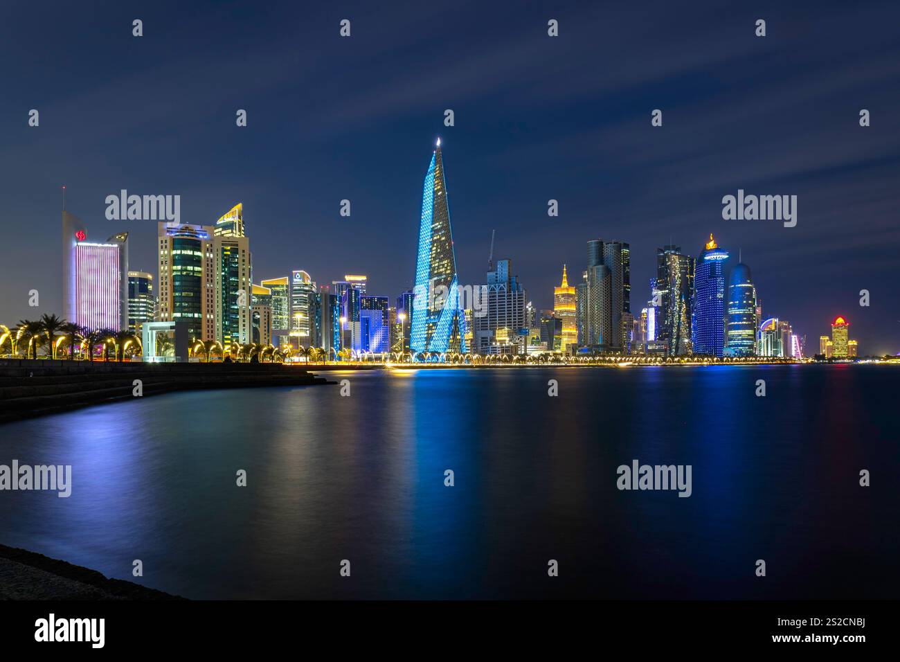 Lo skyline panoramico di Doha, Qatar durante l'alba Foto Stock