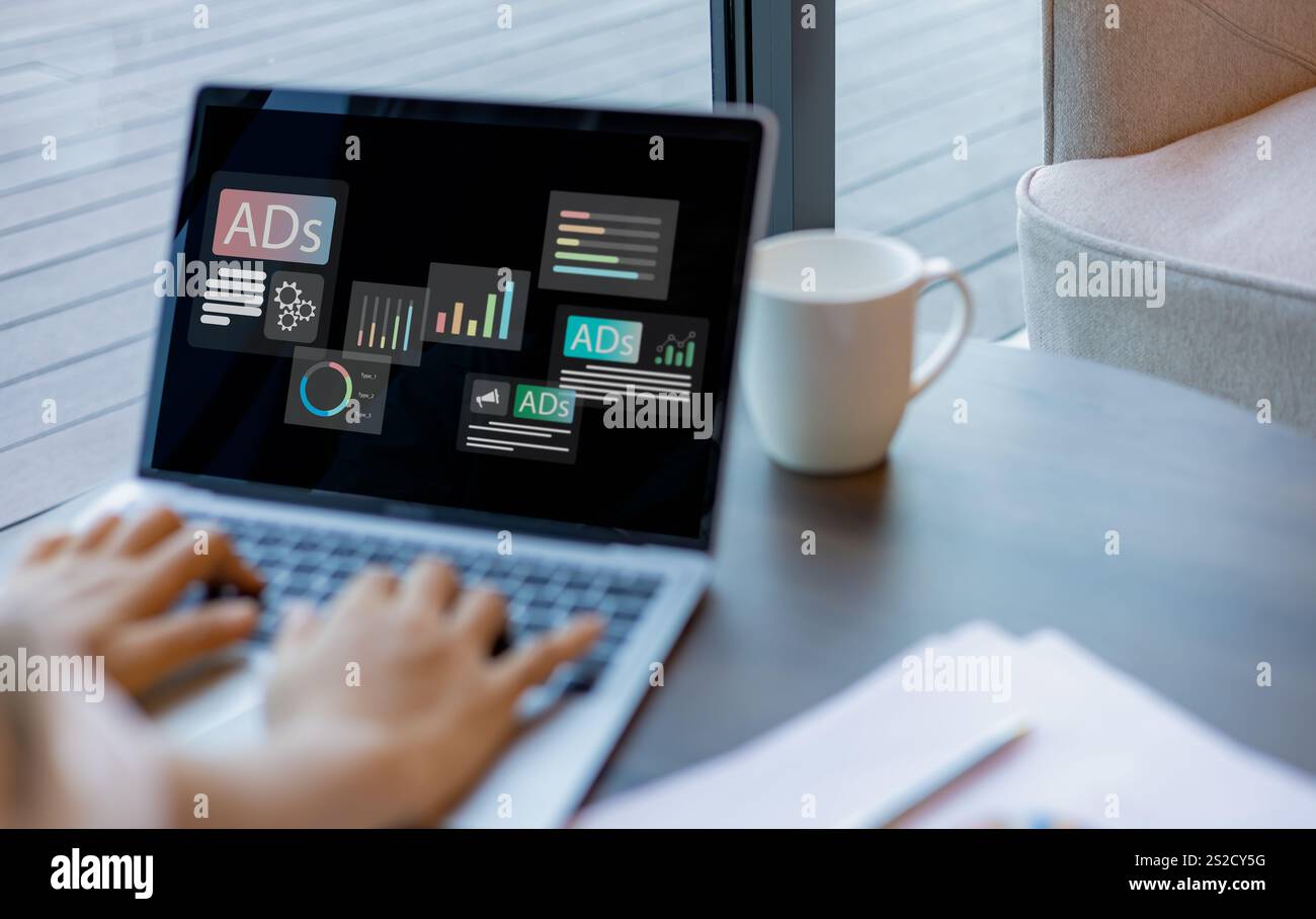 Business di analisi con grafici, metriche e KPI per migliorare le prestazioni dell'organizzazione, Business Woman mostra notebook per analizzare l'attività e gestire l'azienda Foto Stock