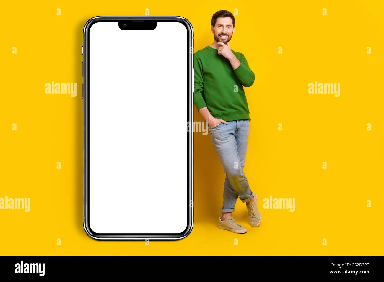 Quadro fotografico completo di pensiero intelligente tattile uomo d'affari affidabile display per smartphone hd isolato su sfondo giallo Foto Stock