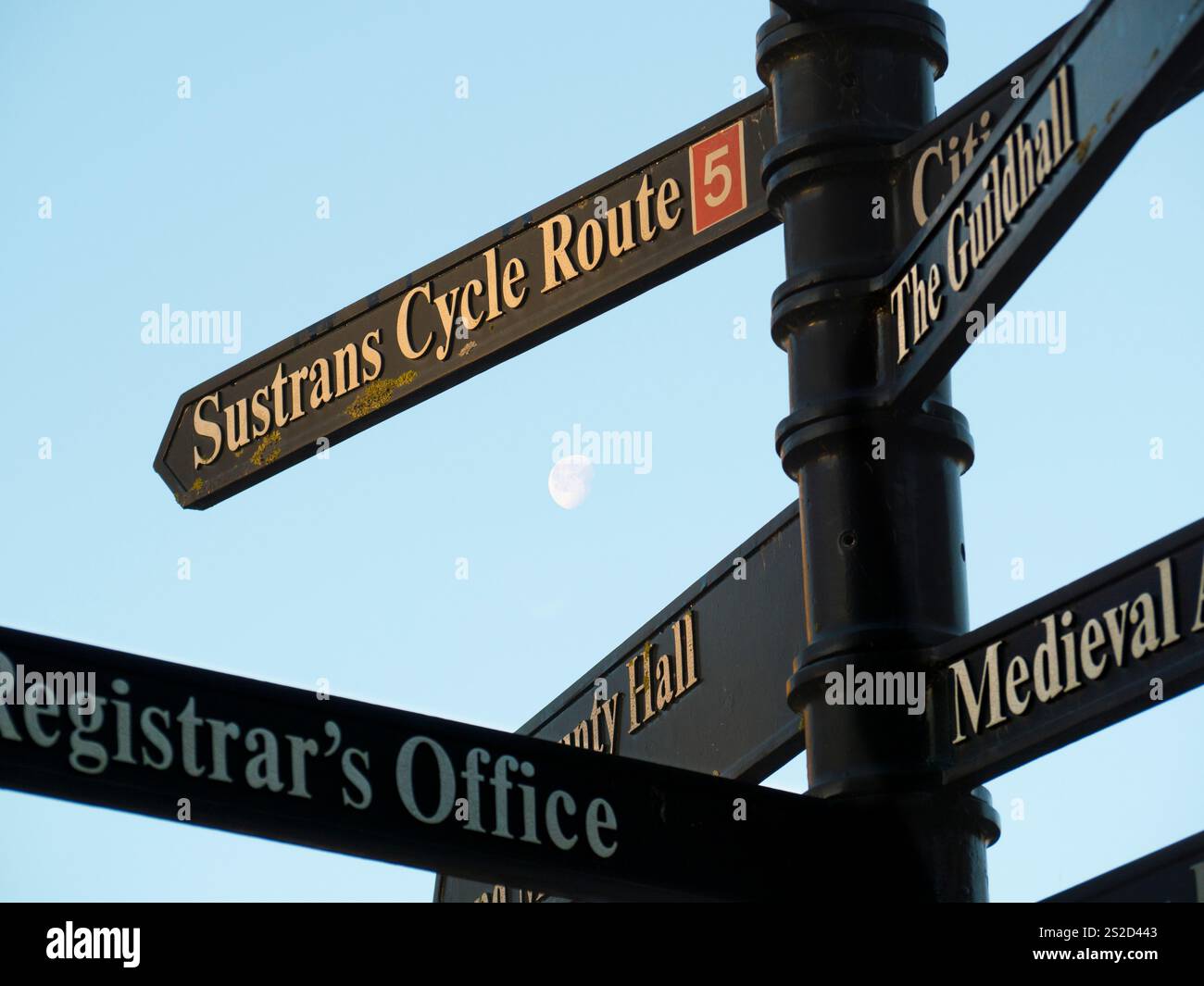 Indicazioni stradali e mezza luna nella città vecchia di Abingdon. Abingdon sostiene di essere la più antica città continuamente abitata in Inghilterra. Questo cartello è loc Foto Stock