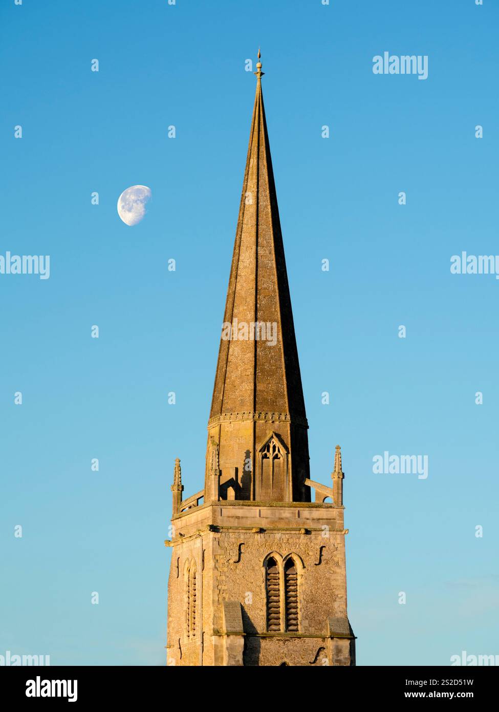 Guglia della chiesa medievale di Sant'Elena sul Tamigi ad Abingdon, alba invernale con mezza luna. Un luogo di culto cristiano è stato in questo locati Foto Stock